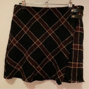 URBAN OUTFITTERS wrap-around mini skirt. Size M. NWT.